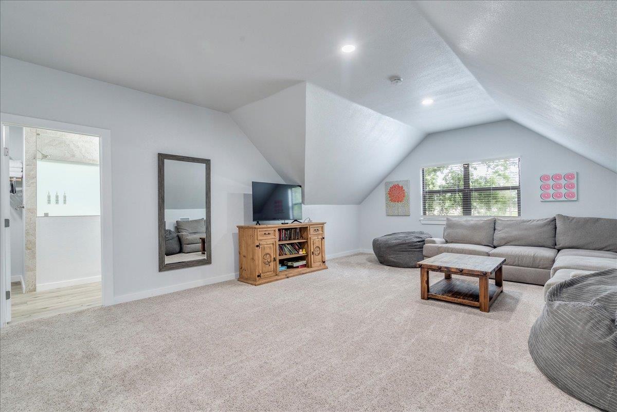 302 Guadalupe River Dr, Seguin, TX 78155