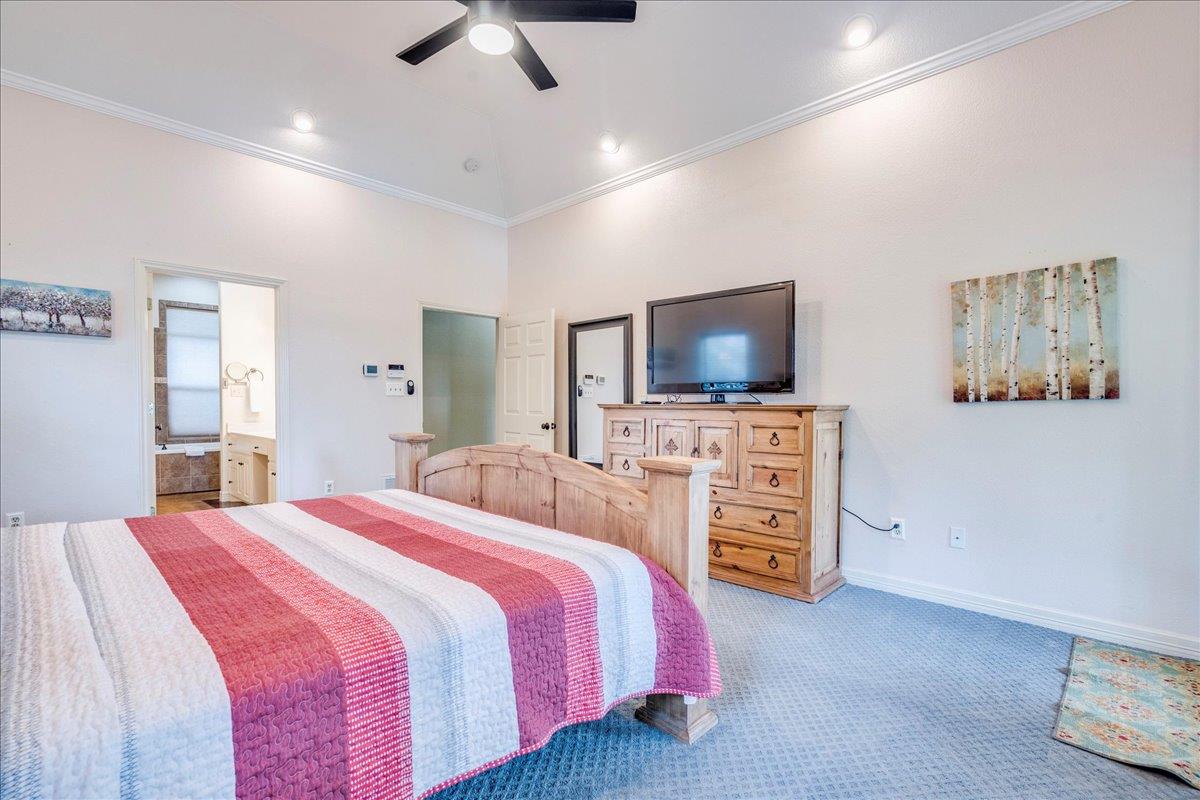 302 Guadalupe River Dr, Seguin, TX 78155