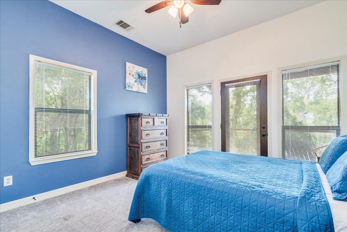 302 Guadalupe River Dr, Seguin, TX 78155