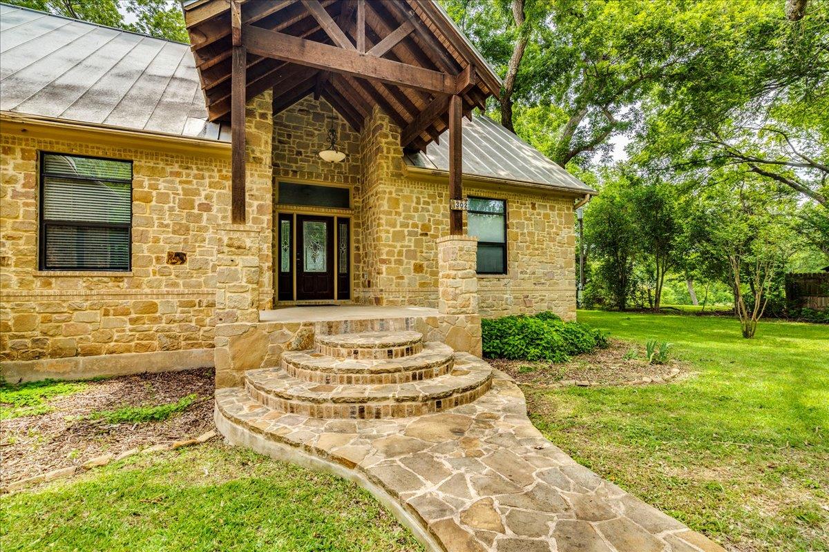 302 Guadalupe River Dr, Seguin, TX 78155