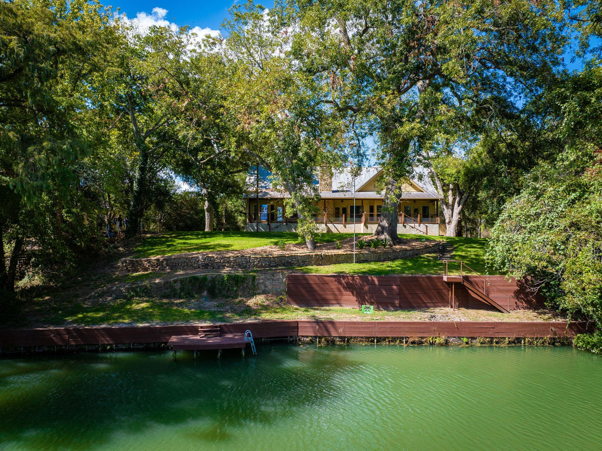302 Guadalupe River Dr, Seguin, TX 78155