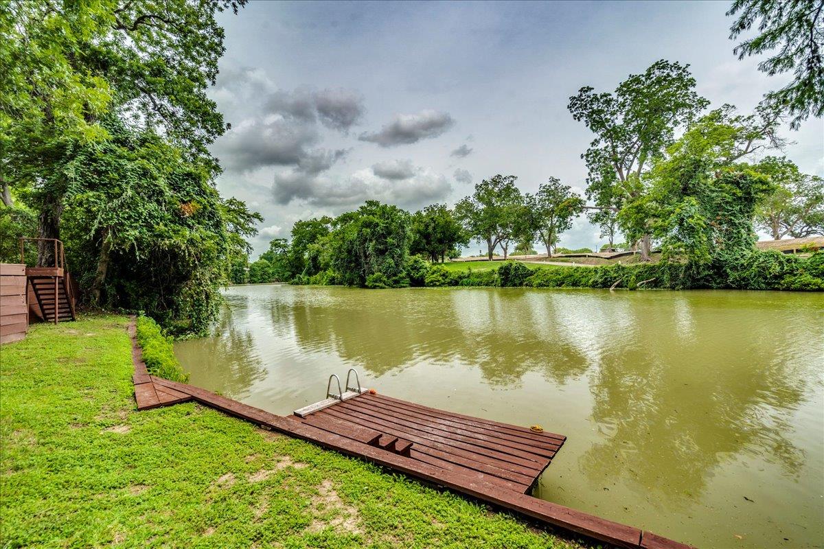 302 Guadalupe River Dr, Seguin, TX 78155