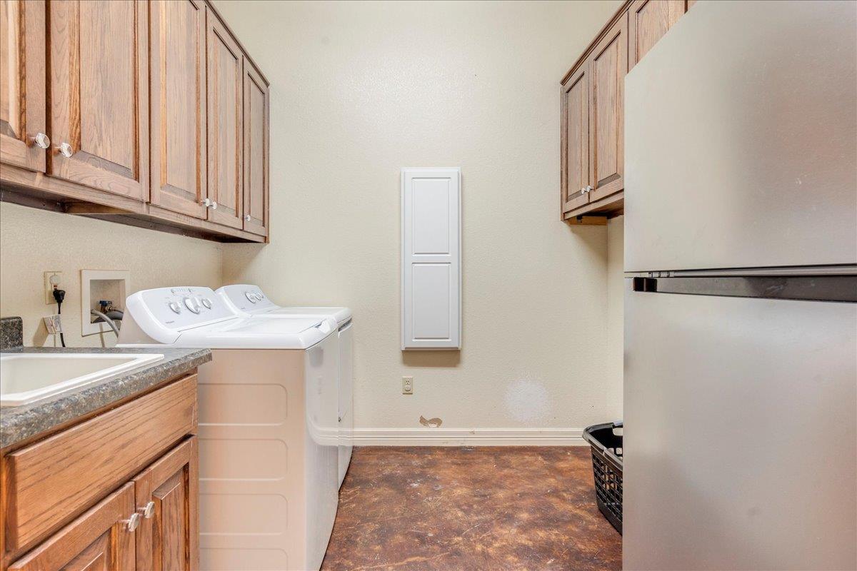 302 Guadalupe River Dr, Seguin, TX 78155