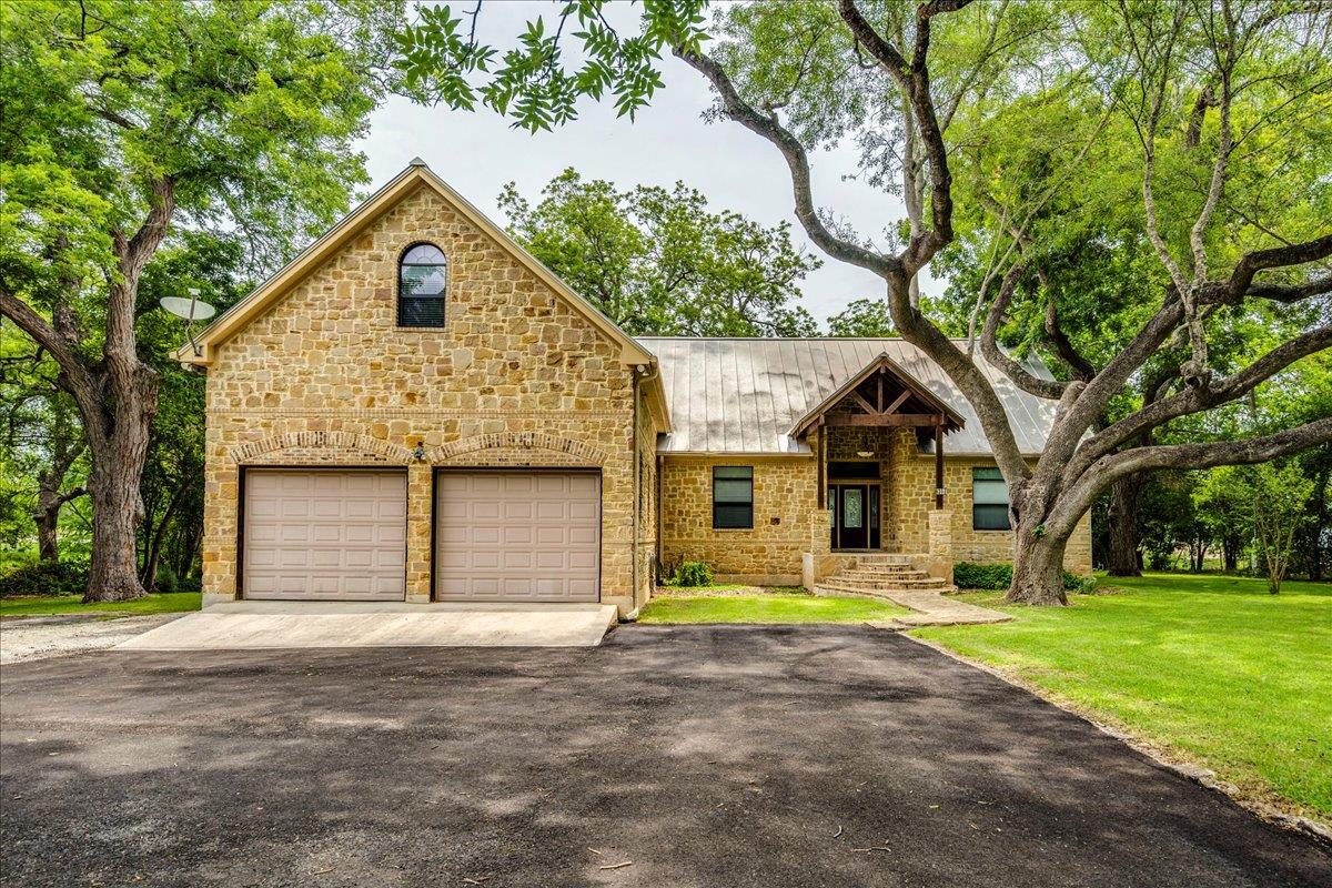 302 Guadalupe River Dr, Seguin, TX 78155