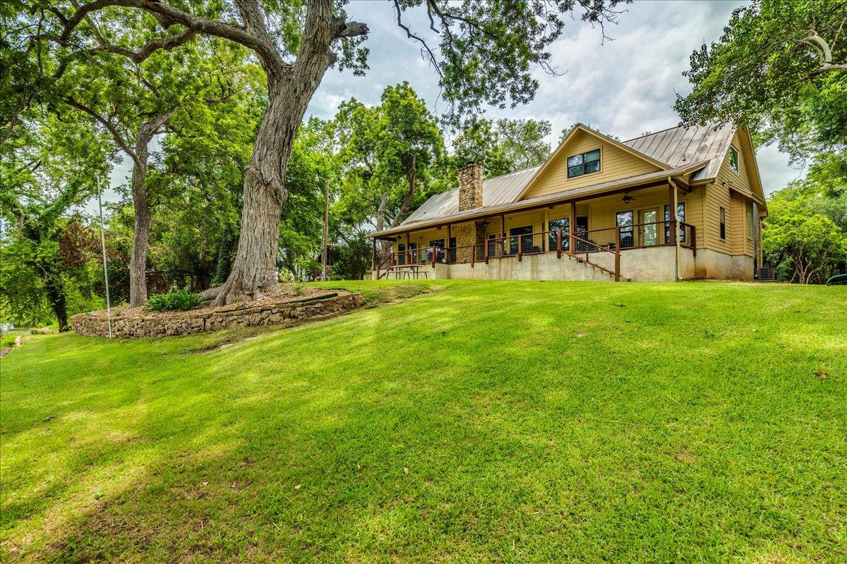 302 Guadalupe River Dr, Seguin, TX 78155