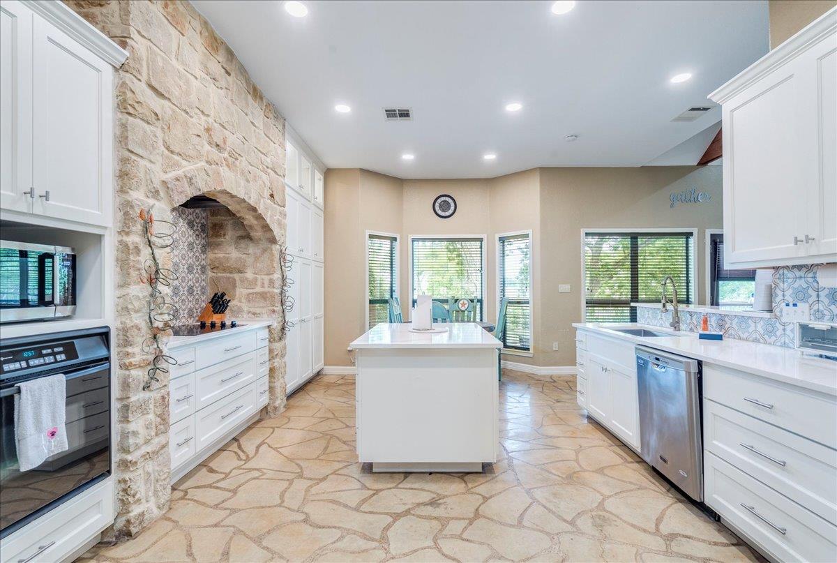 302 Guadalupe River Dr, Seguin, TX 78155