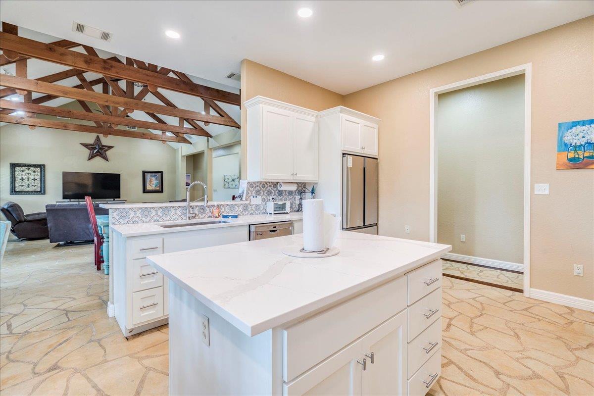 302 Guadalupe River Dr, Seguin, TX 78155