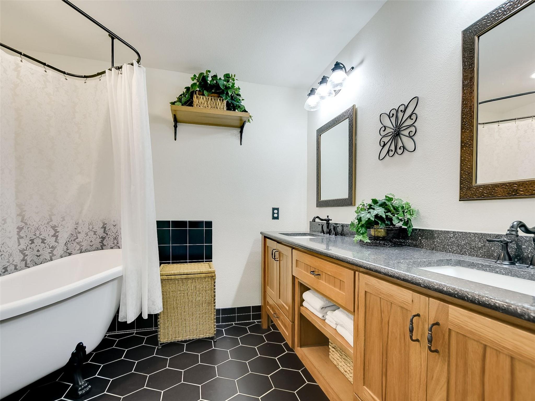 910 Plant Lady Ln, Dripping Springs, TX 78620