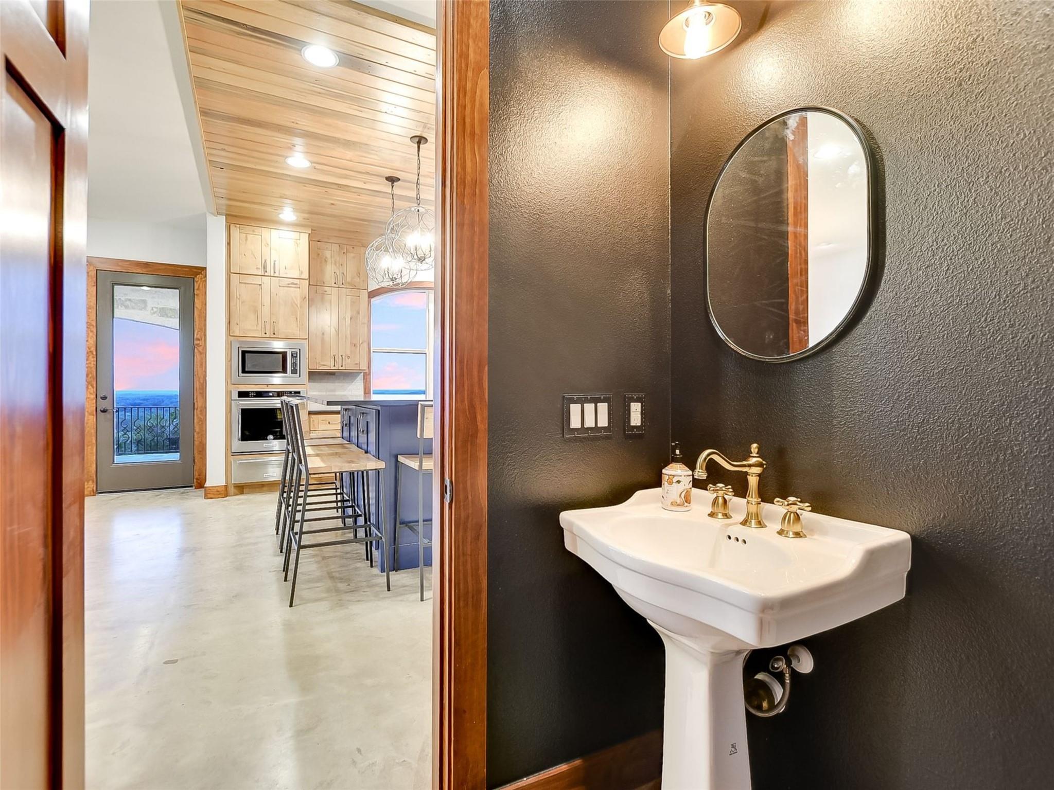 910 Plant Lady Ln, Dripping Springs, TX 78620