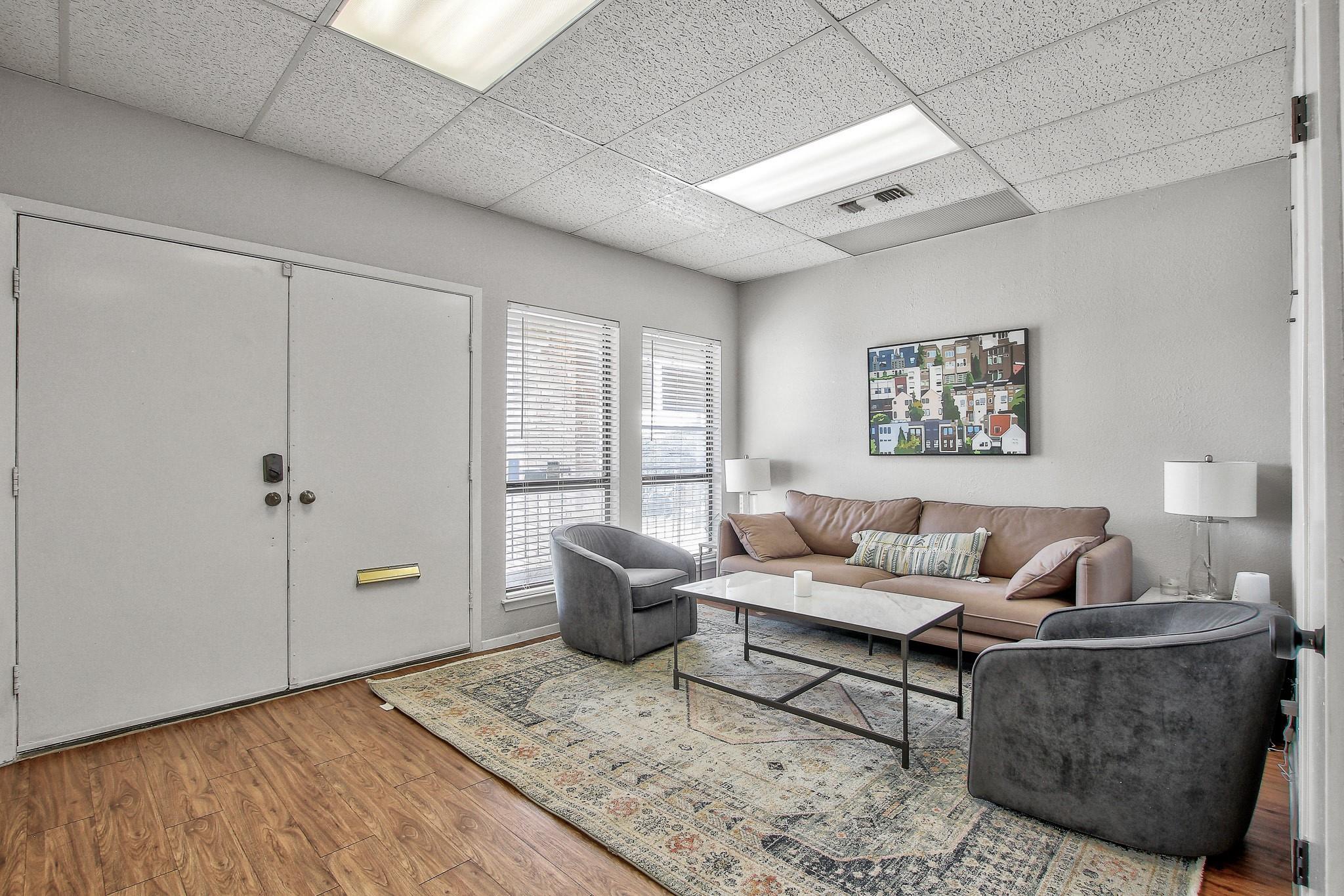 5818 Balcones Dr # 201, Austin, TX 78731