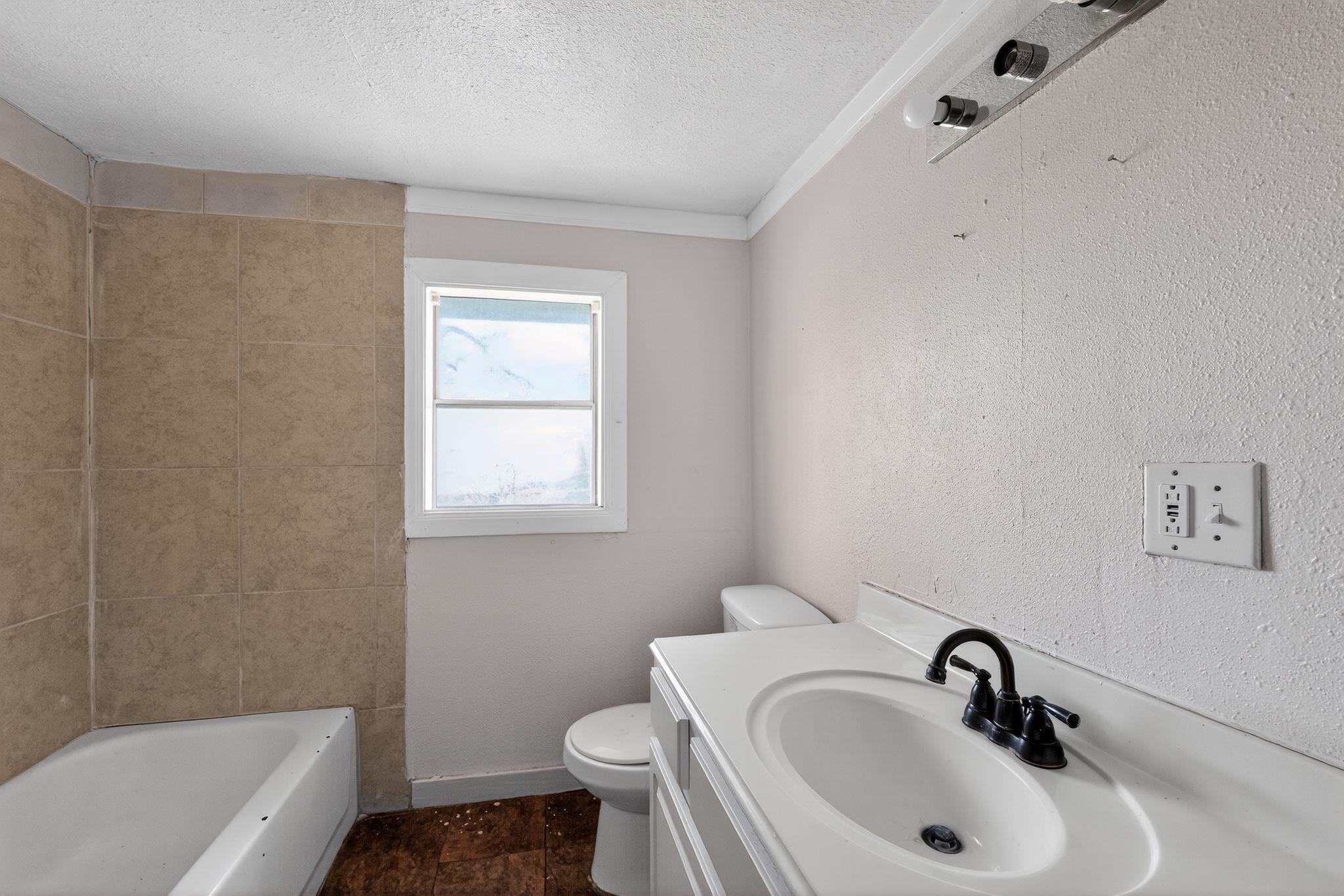 706 W 5th St, Hearne, TX 77859