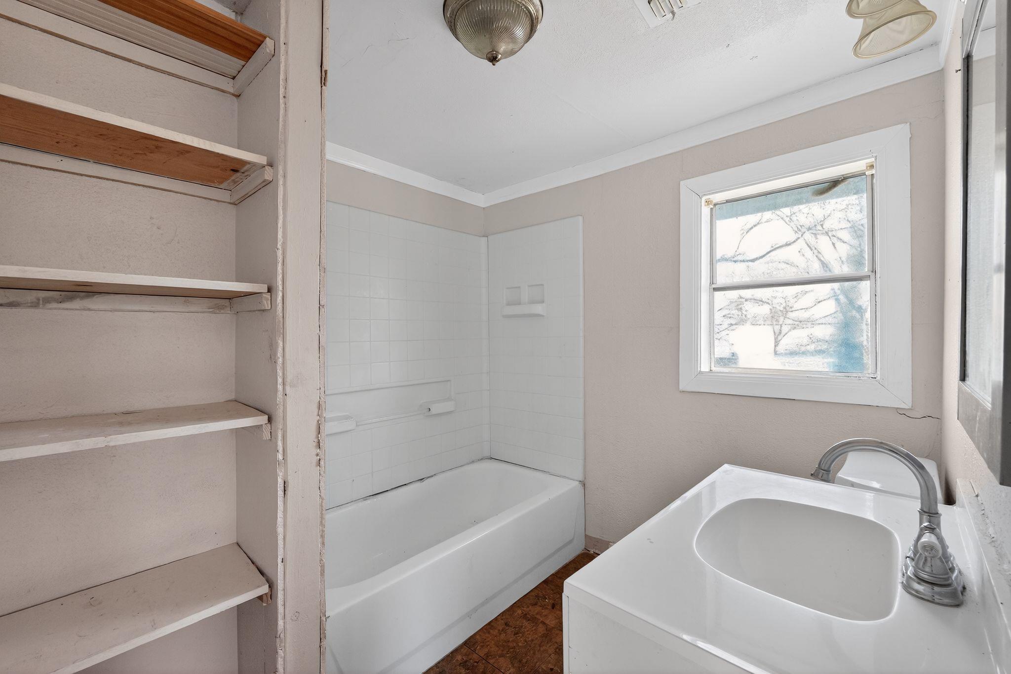 706 W 5th St, Hearne, TX 77859