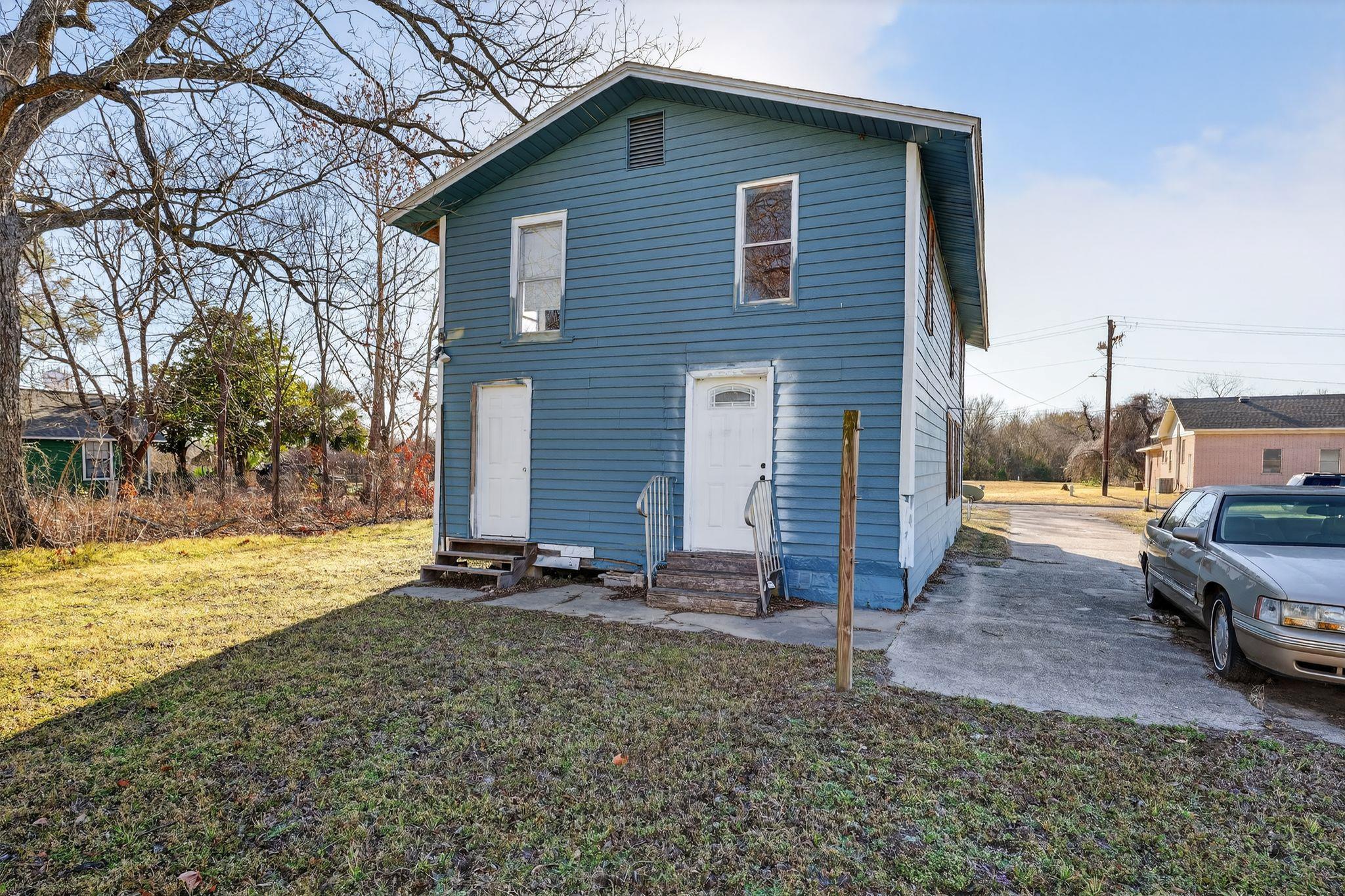 706 W 5th St, Hearne, TX 77859