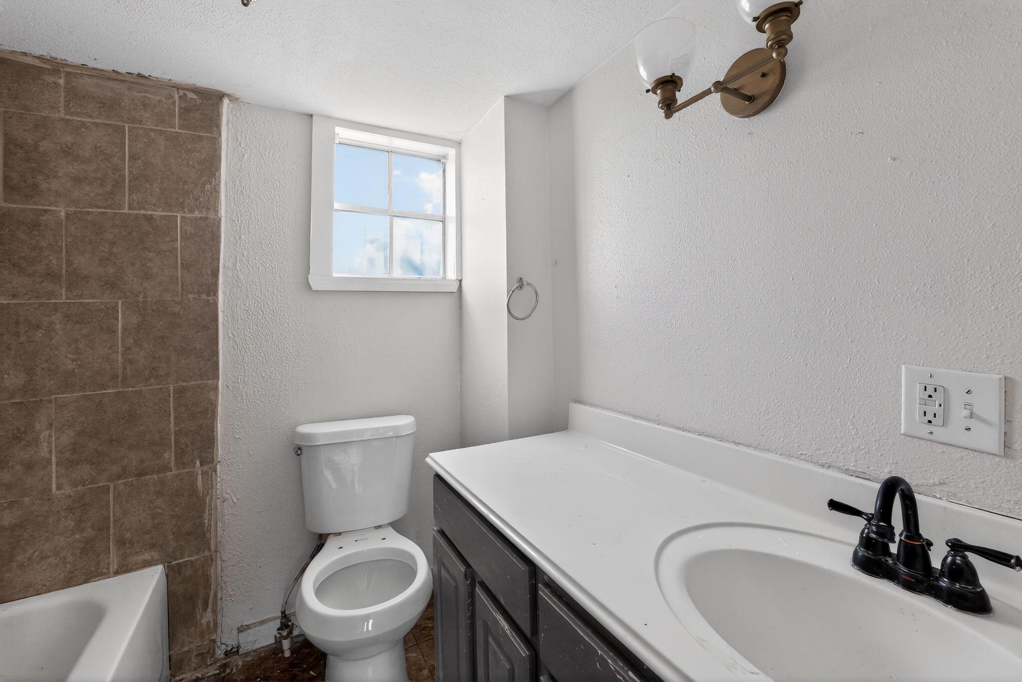 706 W 5th St, Hearne, TX 77859