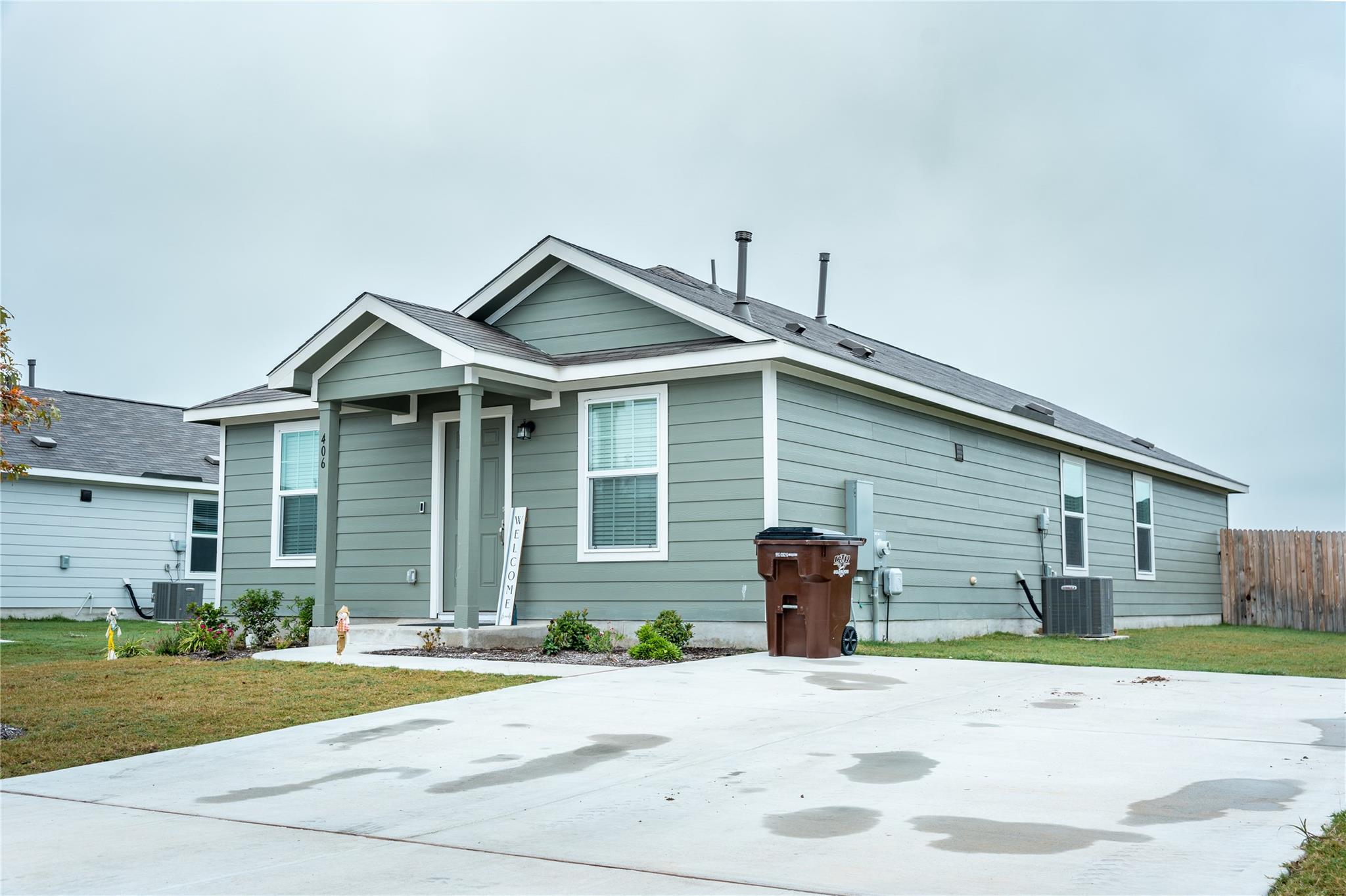 406 Halfmoon Dr, Lockhart, TX 78644