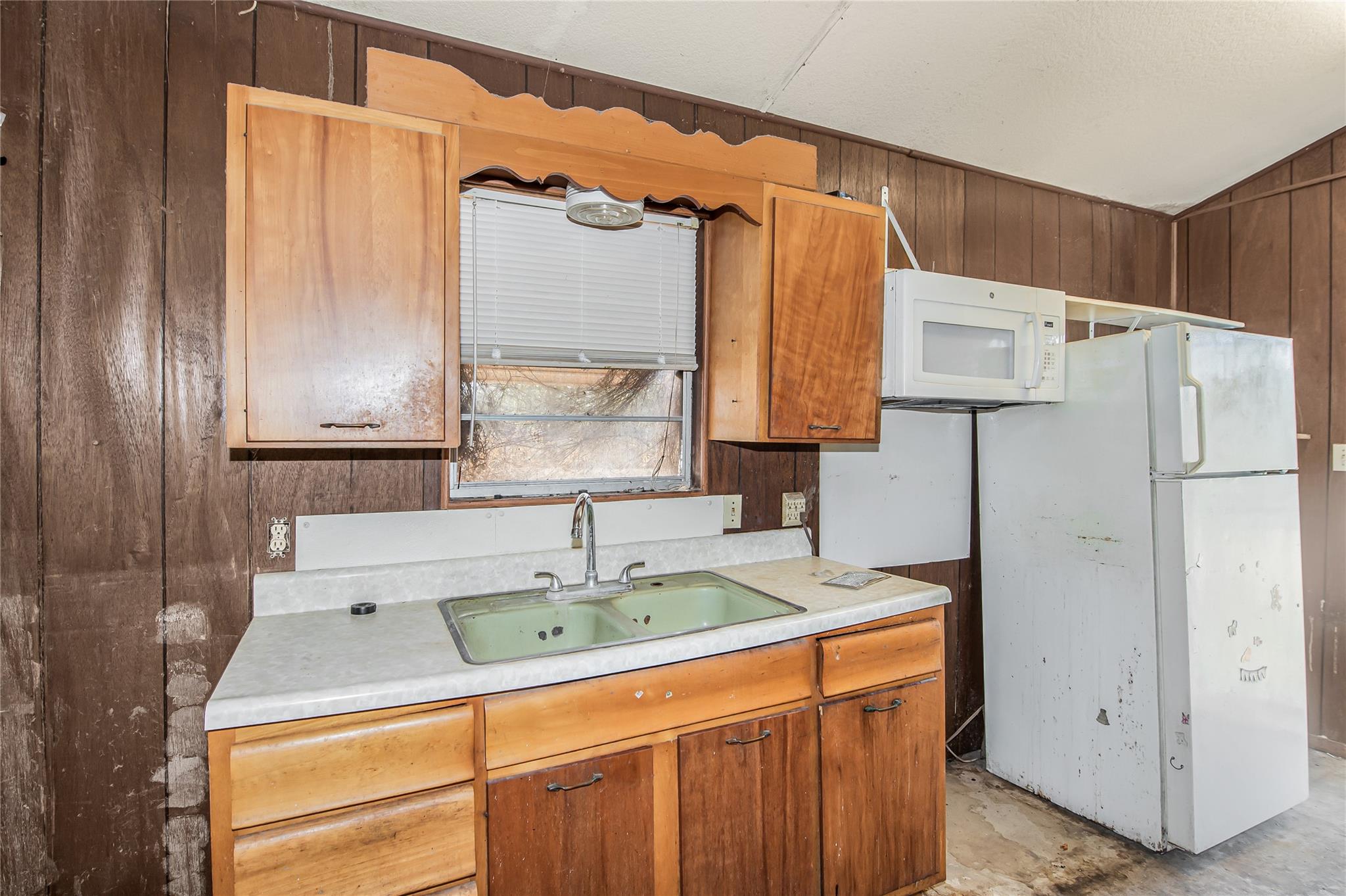 103 Leaning Oaks St, Somerville, TX 77879