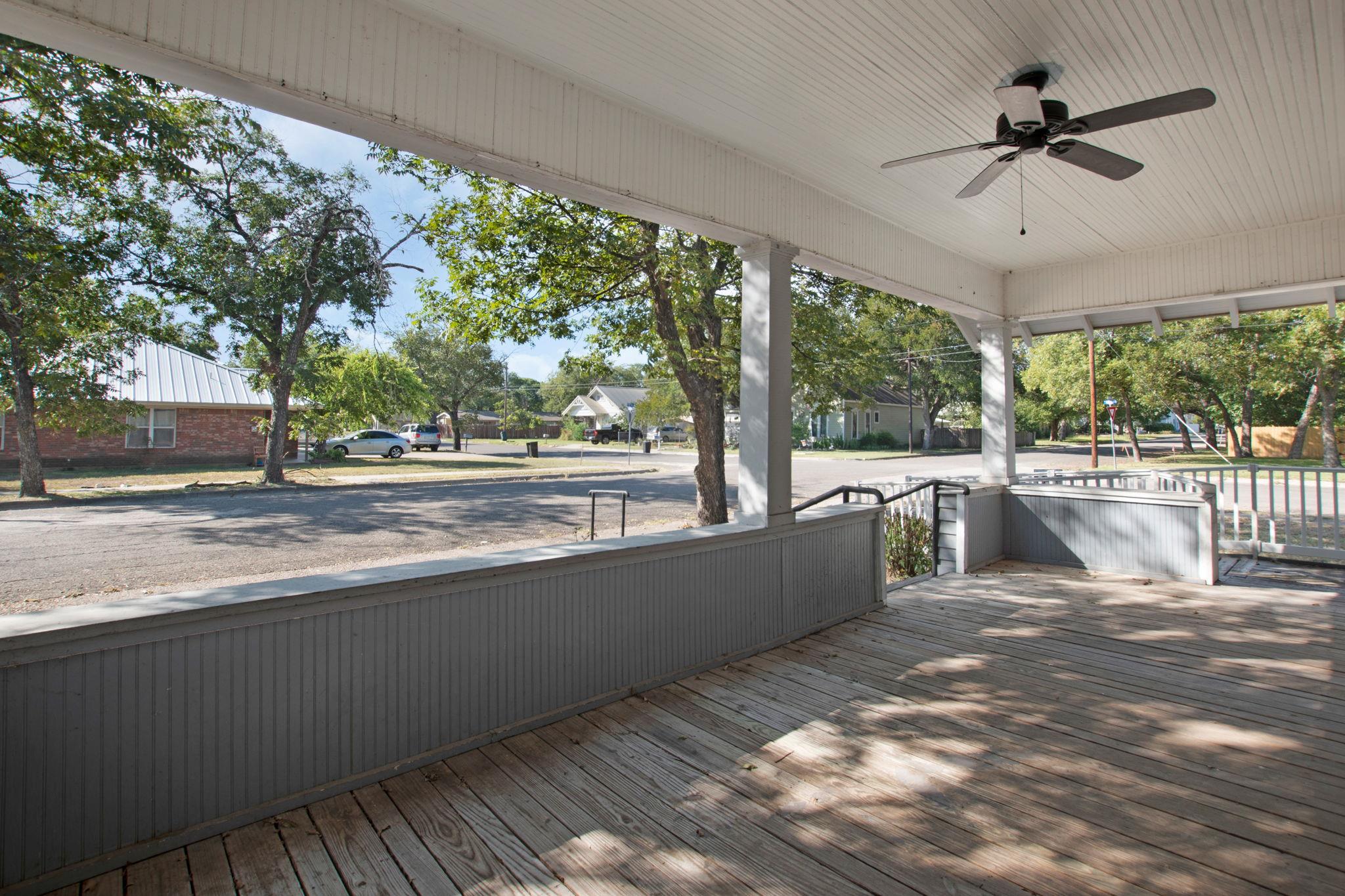 107 W 5th St, Lampasas, TX 76550