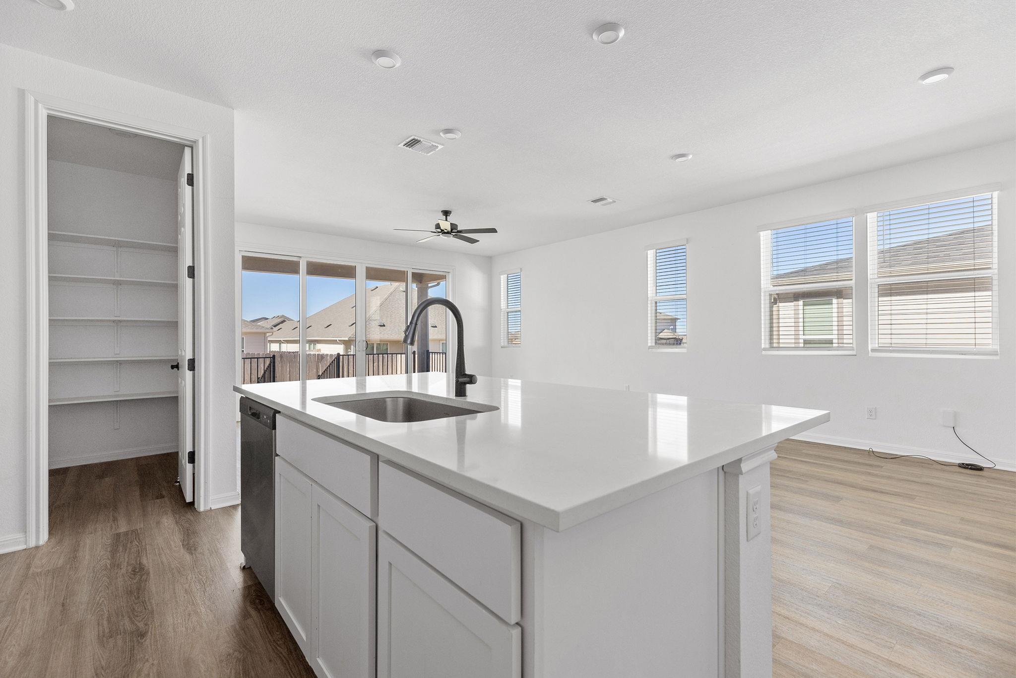 612 Seabiscuit Dr, Jarrell, TX 76537