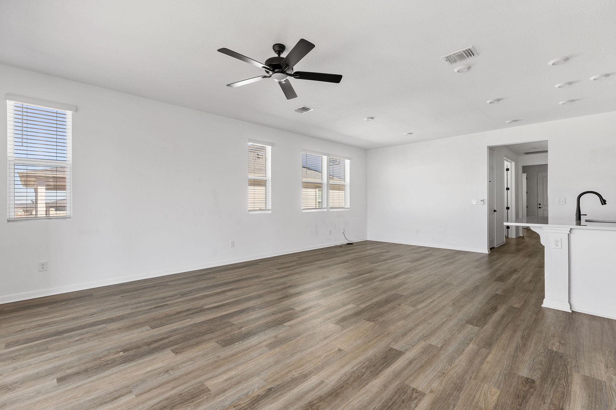 612 Seabiscuit Dr, Jarrell, TX 76537