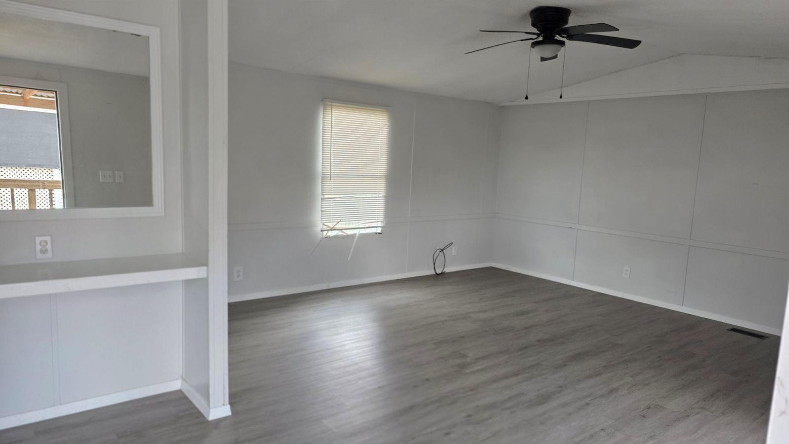 1113 Colorado St # 10, Smithville, TX 78957