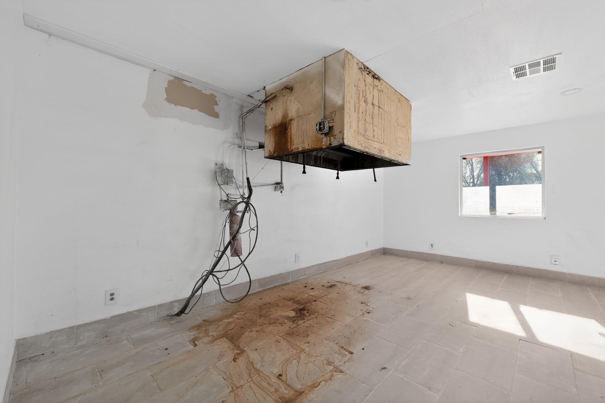 708 W 8th St, Hearne, TX 77859