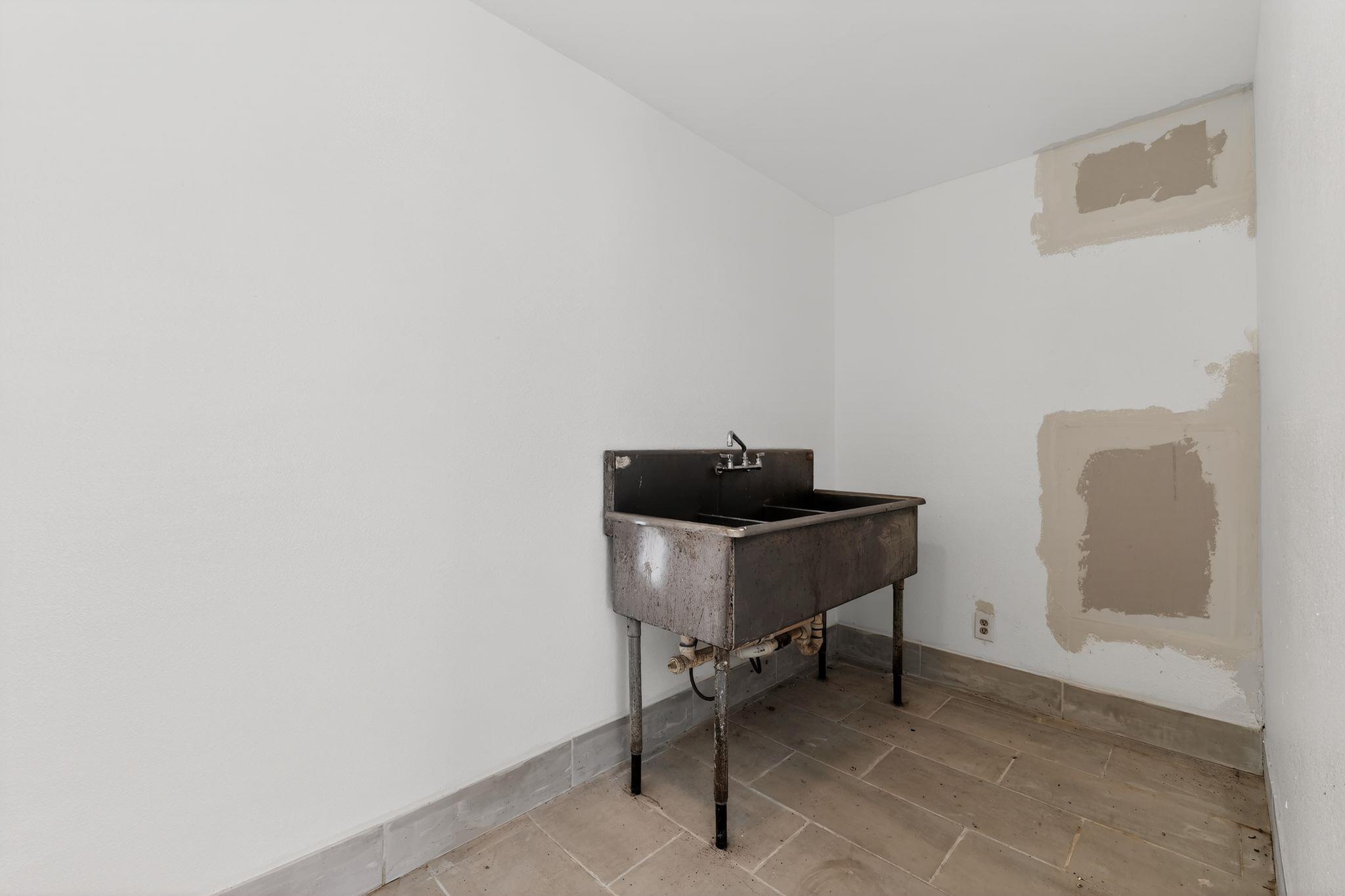 708 W 8th St, Hearne, TX 77859