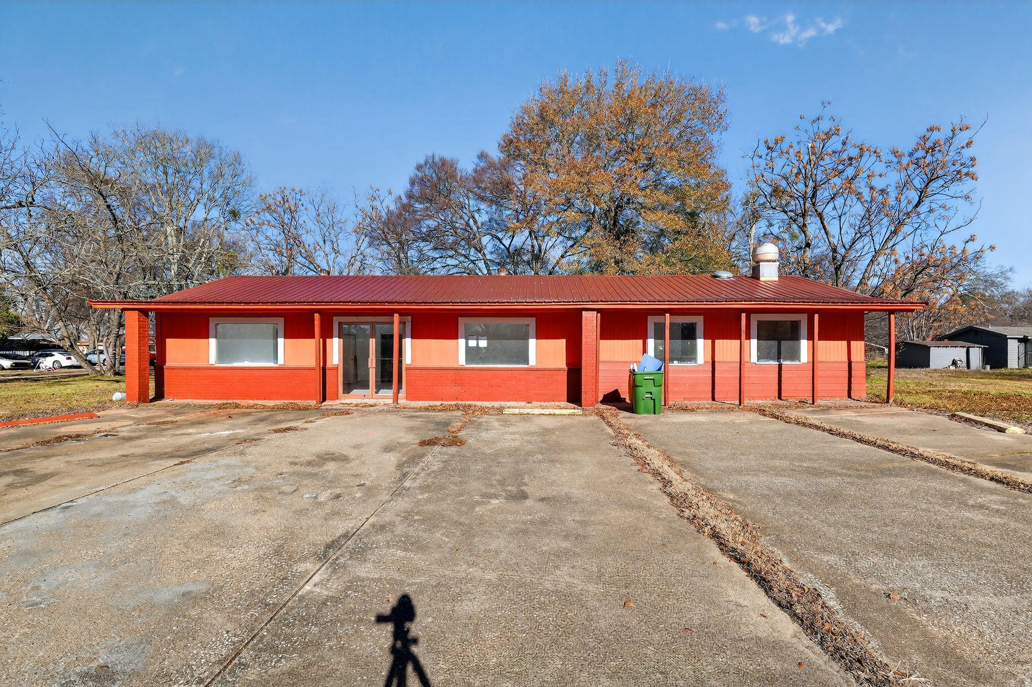 708 W 8th St, Hearne, TX 77859