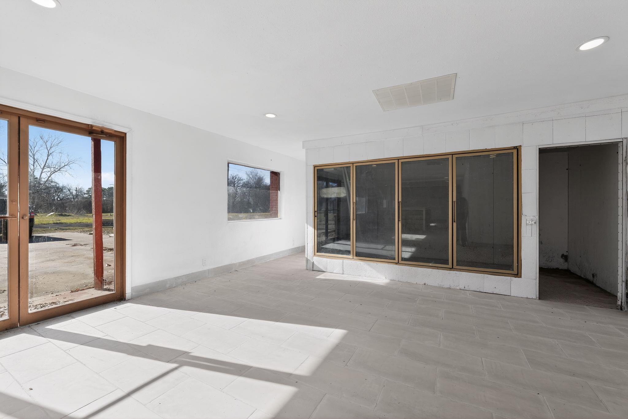 708 W 8th St, Hearne, TX 77859