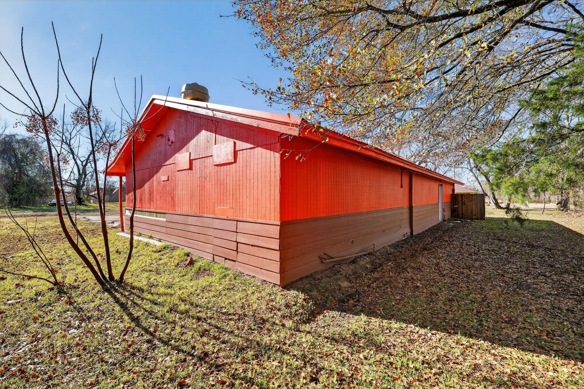 708 W 8th St, Hearne, TX 77859