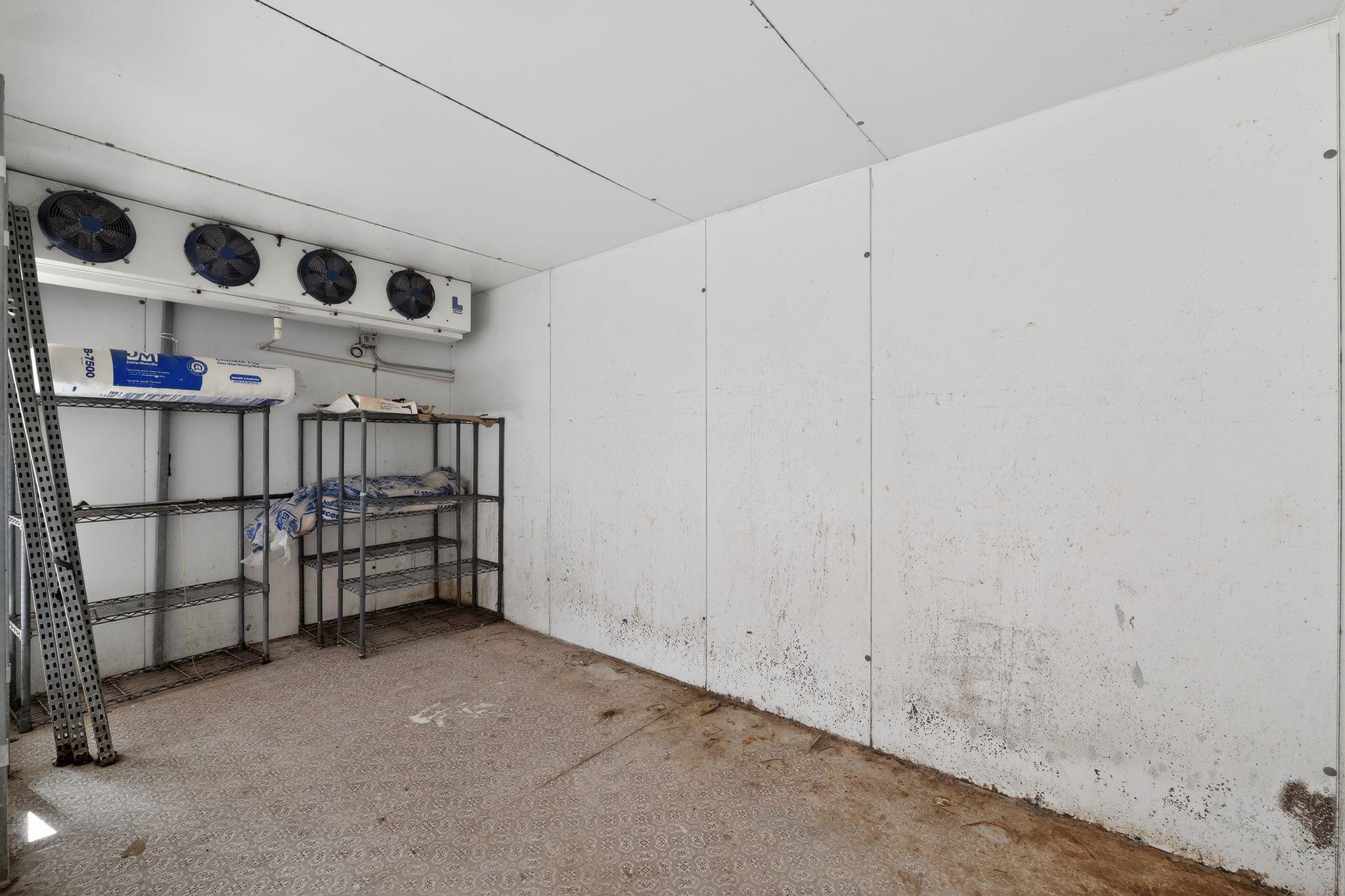 708 W 8th St, Hearne, TX 77859