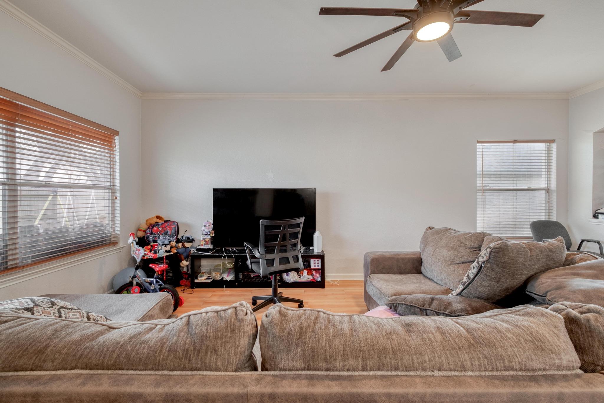 402 Split Oak Dr, Pflugerville, TX 78660