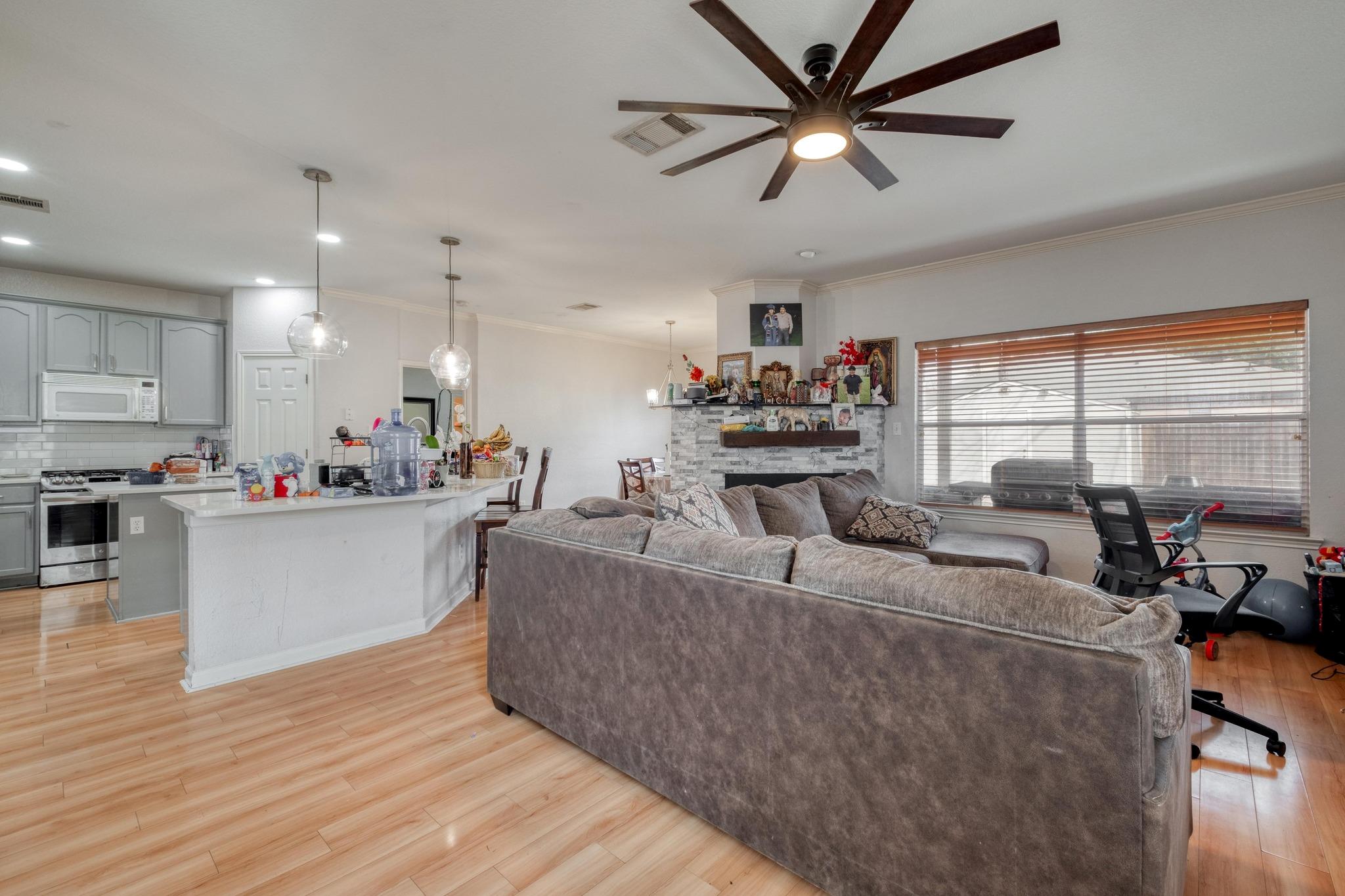 402 Split Oak Dr, Pflugerville, TX 78660