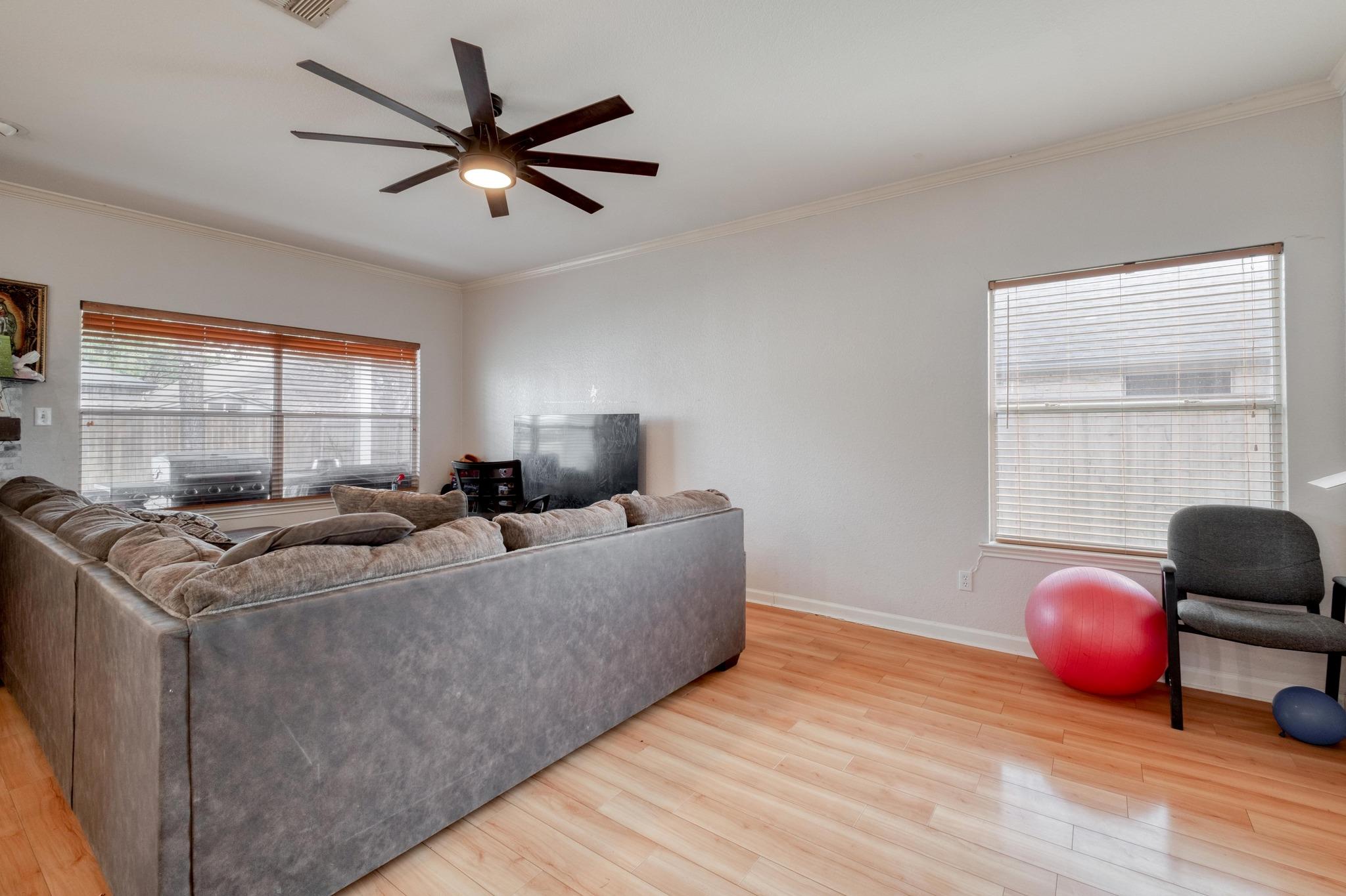 402 Split Oak Dr, Pflugerville, TX 78660