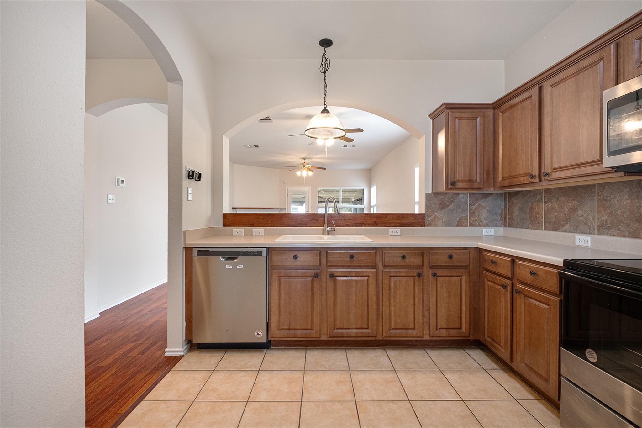 105 Almquist St, Hutto, TX 78634