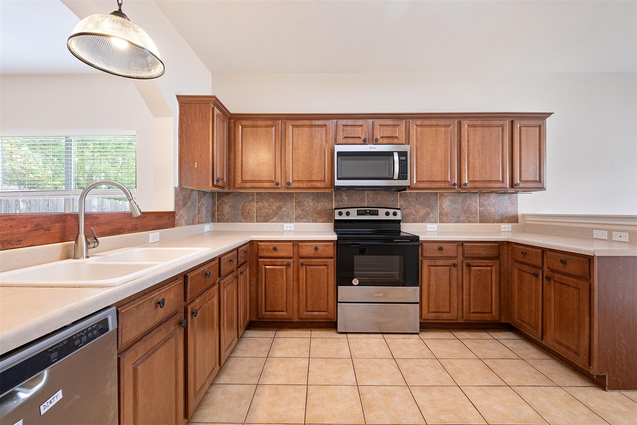 105 Almquist St, Hutto, TX 78634