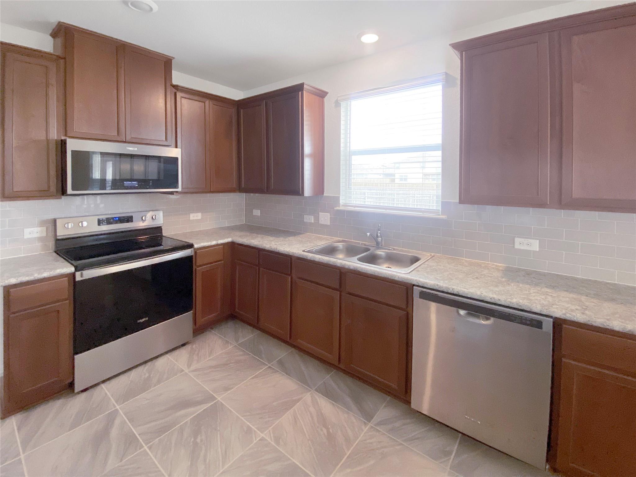 152 Josey Wales Dr, Jarrell, TX 76537