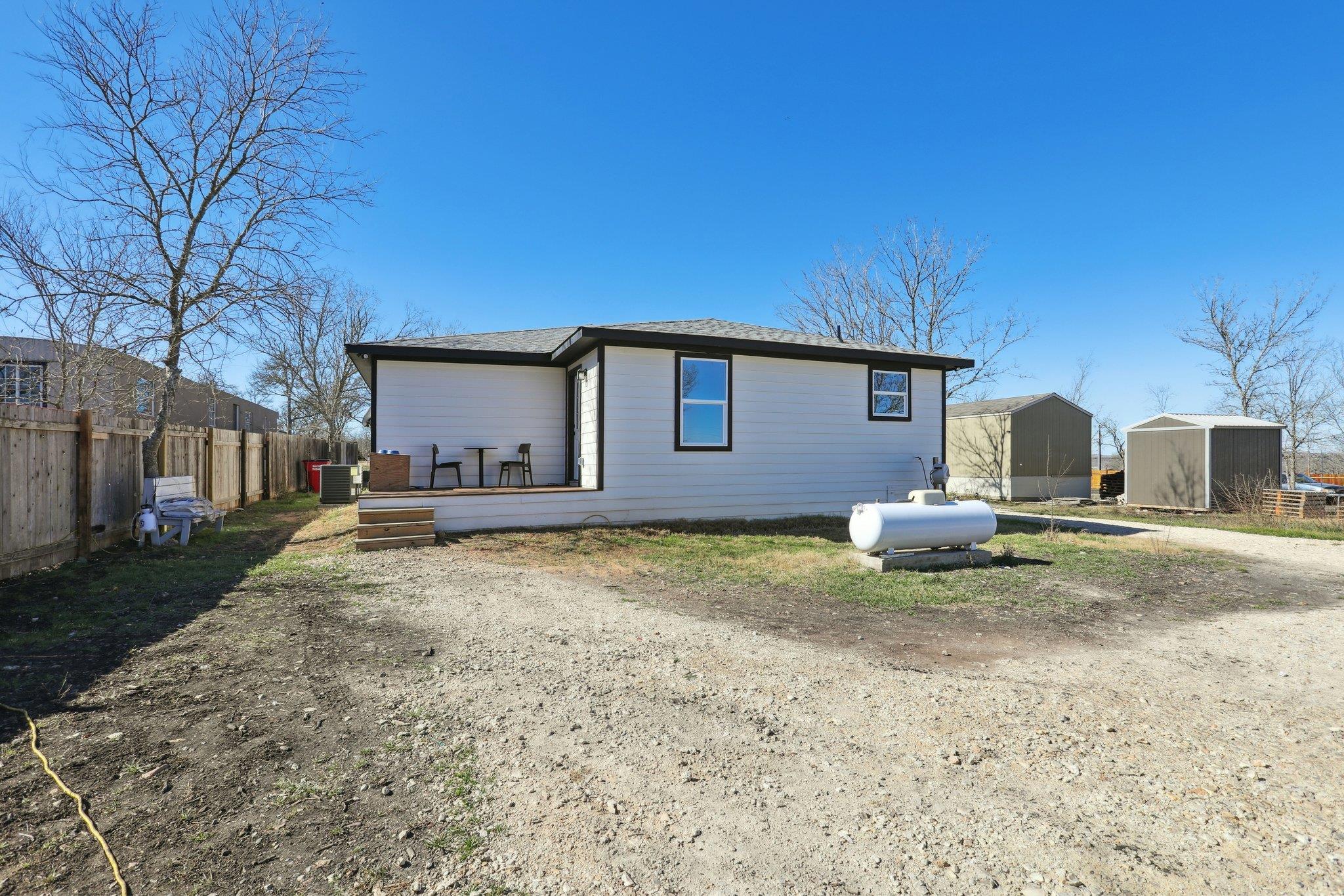 194 Tulipan Ln, Dale, TX 78616