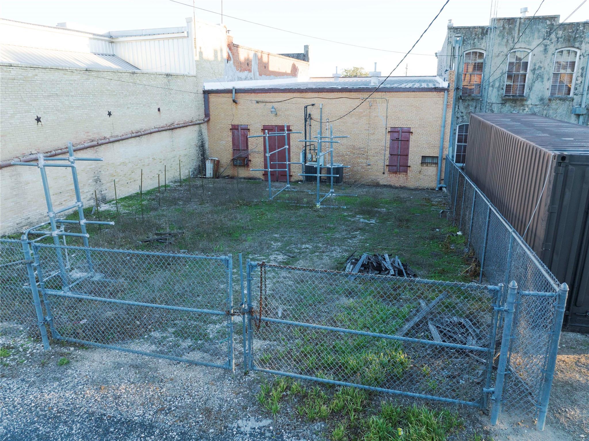 520 N Main St, Schulenburg, TX 78956