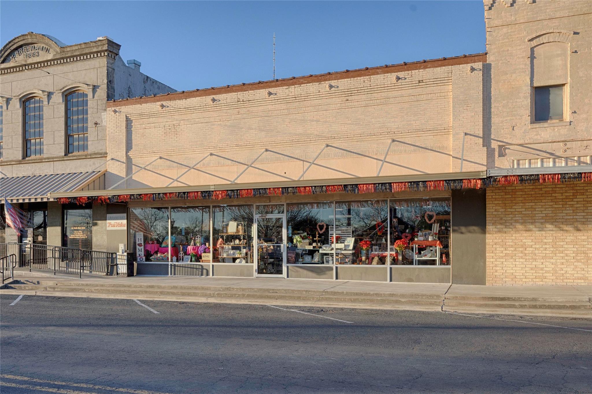 520 N Main St, Schulenburg, TX 78956