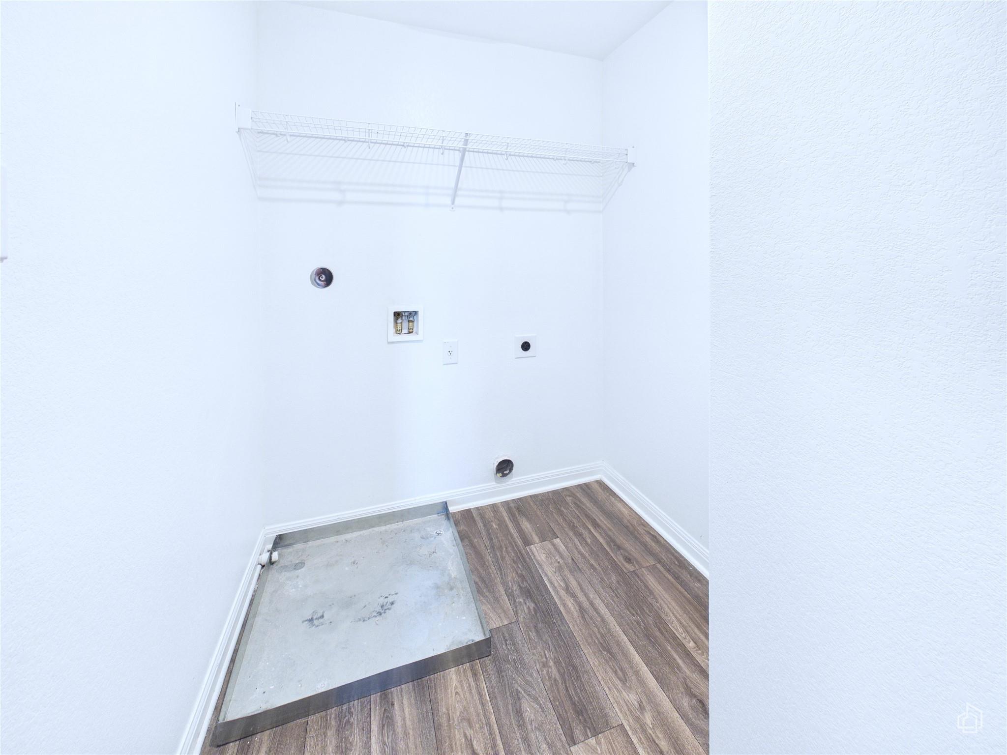 525 Riverdale Dr, Jarrell, TX 76537