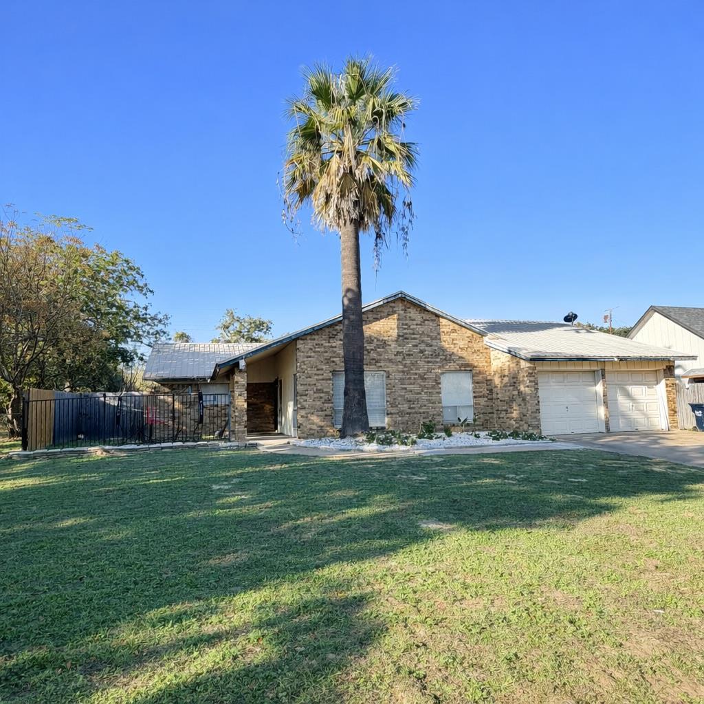 2206 N Murray Ave, Rockdale, TX 76567