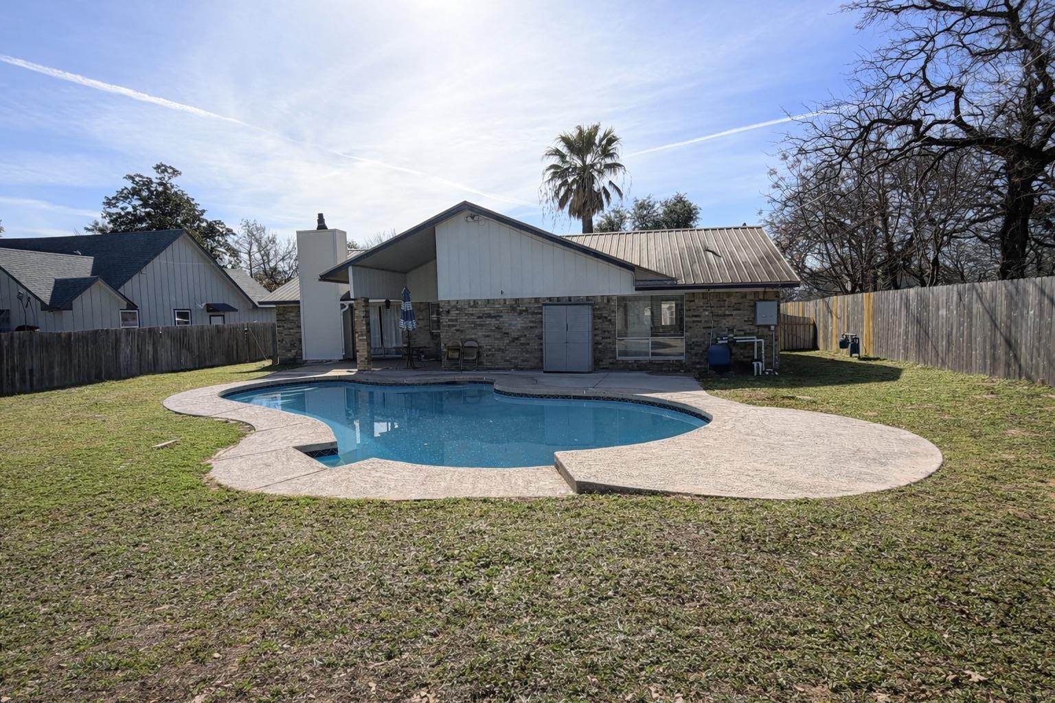 2206 N Murray Ave, Rockdale, TX 76567