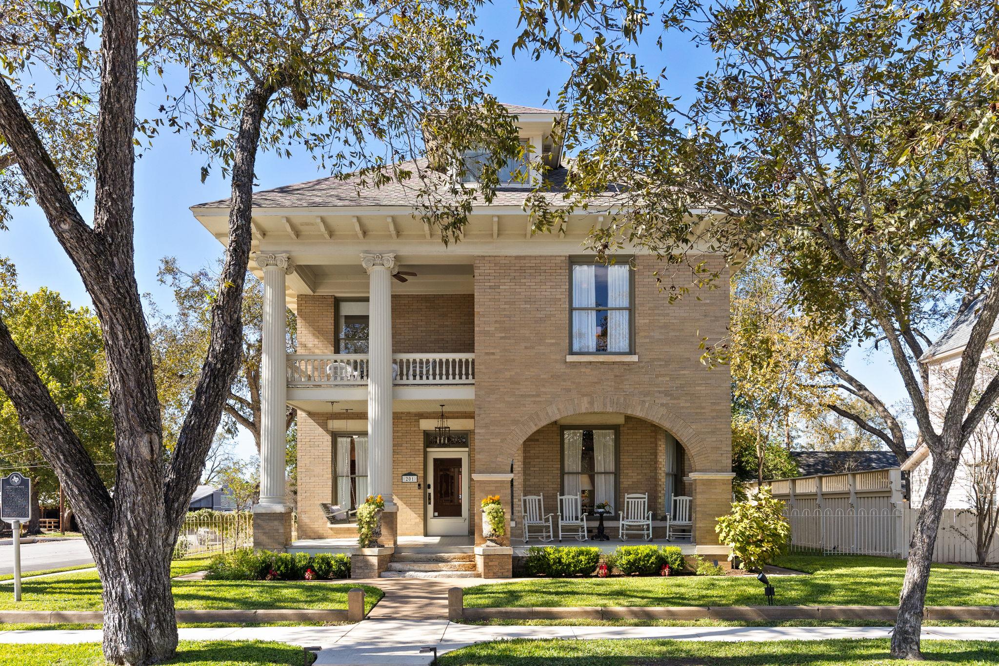 201 Ramona St, Smithville, TX 78957