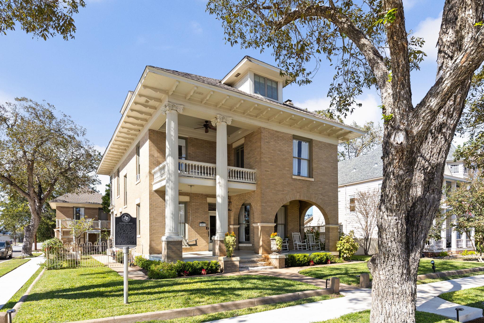 201 Ramona St, Smithville, TX 78957