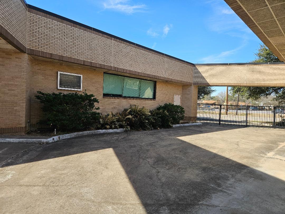 1225 N Avenue C, Elgin, TX 78621