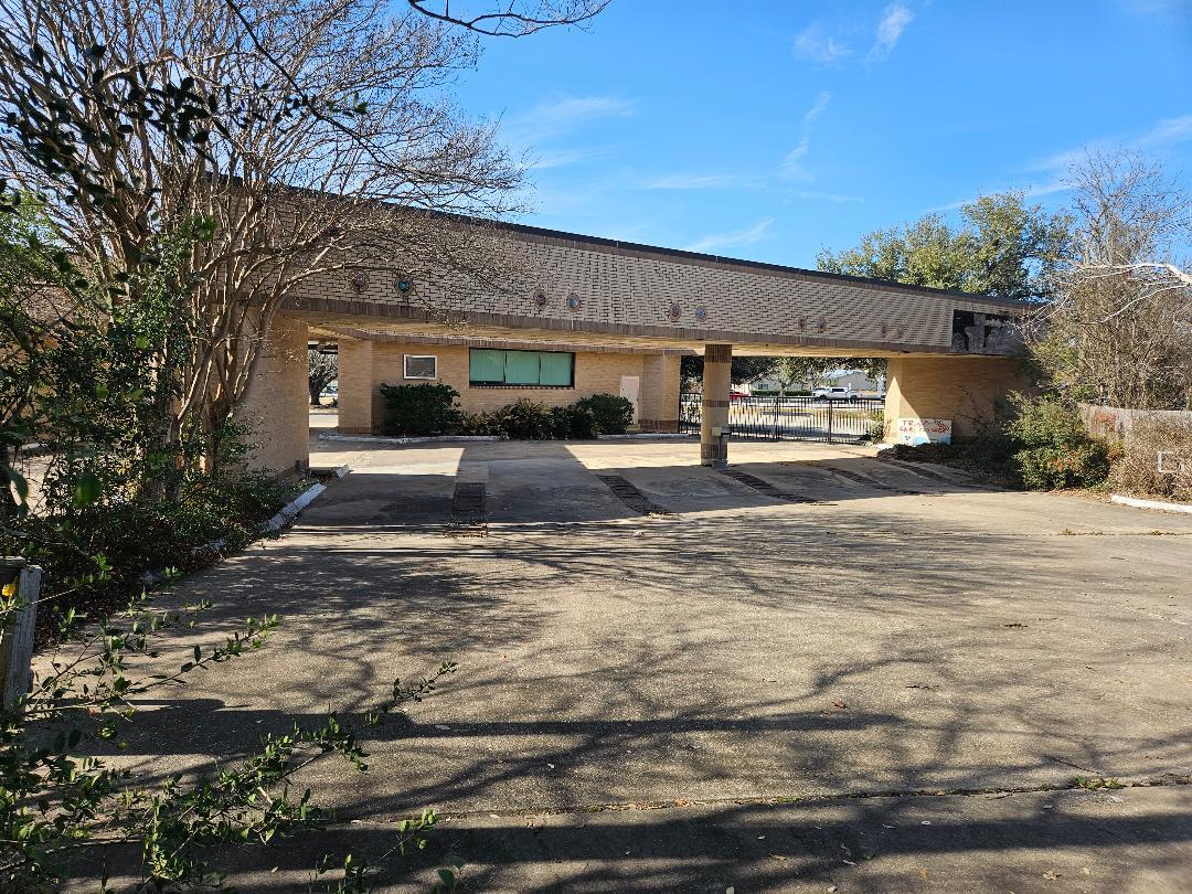 1225 N Avenue C, Elgin, TX 78621