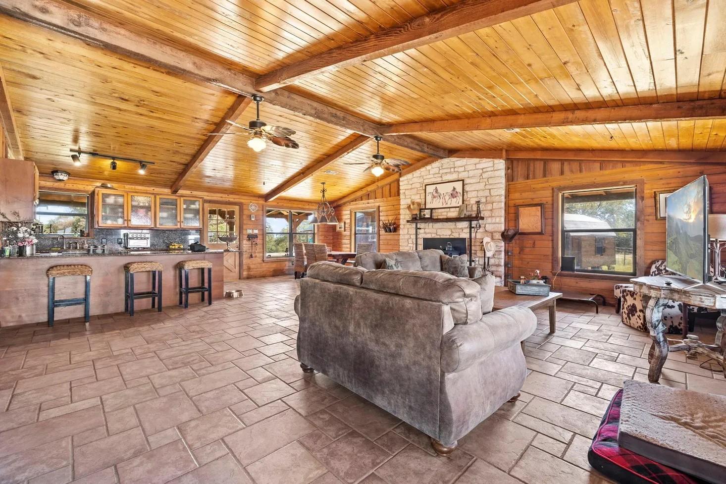 2102 Private Road 1377, Lampasas, TX 76550