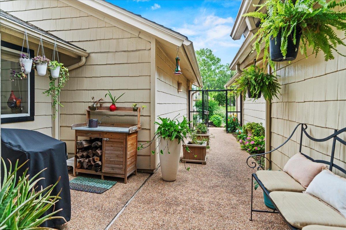 10920 Crown Colony Dr # C, Austin, TX 78747