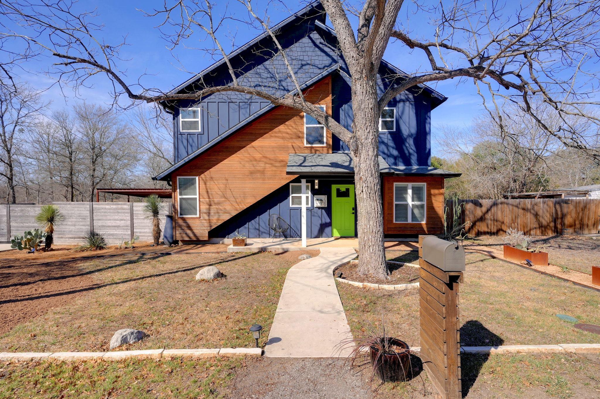 739 Pear St, Lockhart, TX 78644