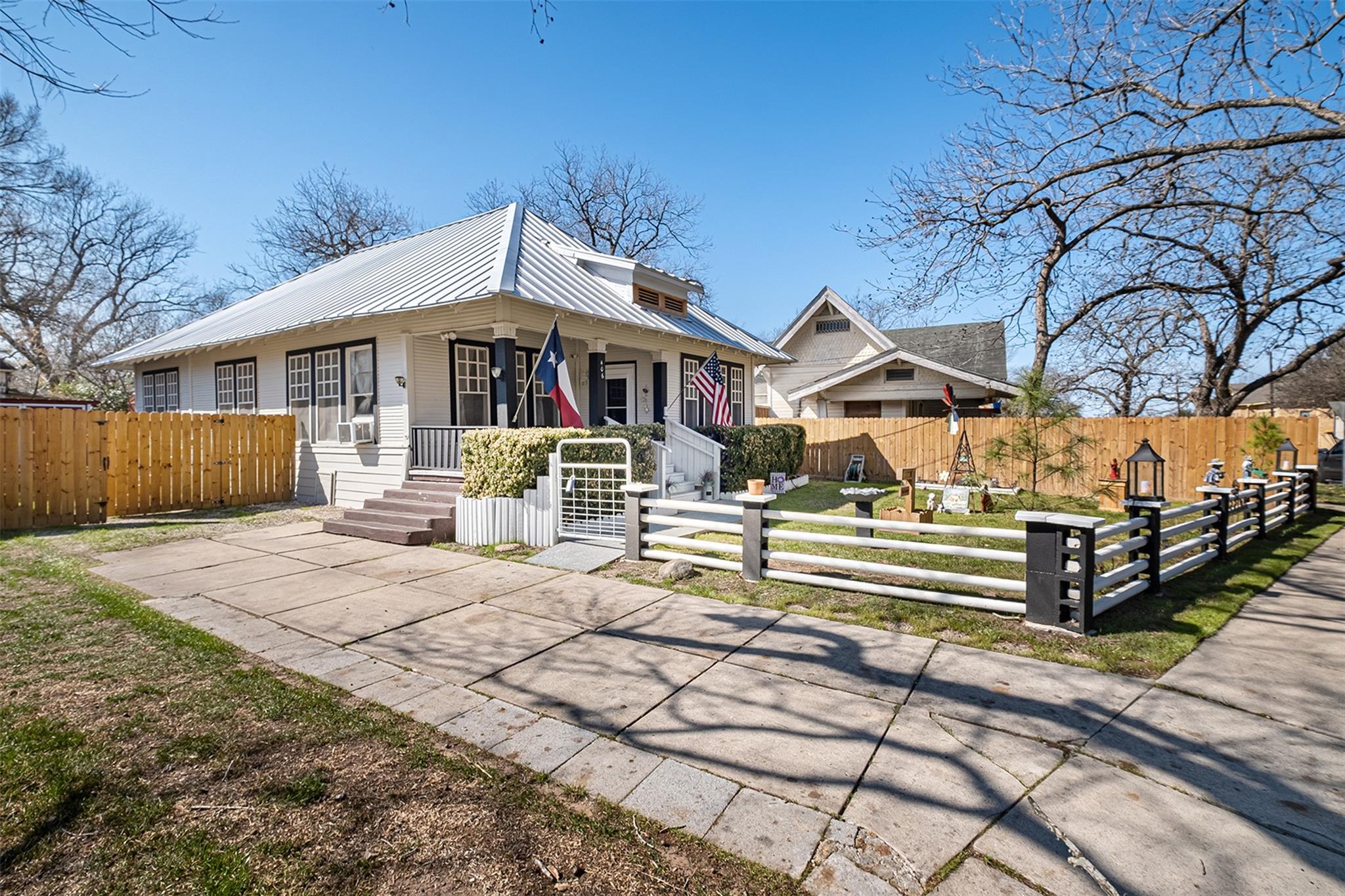 406 E Gonzales St, Yoakum, TX 77995